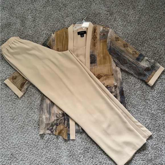 R&M Richards Vintage Women's Gold Floral Italian 2 Piece Pant Suit Set Outfit 12 - Picture 1 of 9